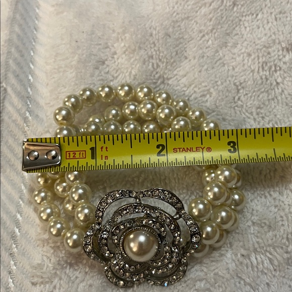 Elegant Pearl and Silver Floral Bracelet - Picture 4 of 5